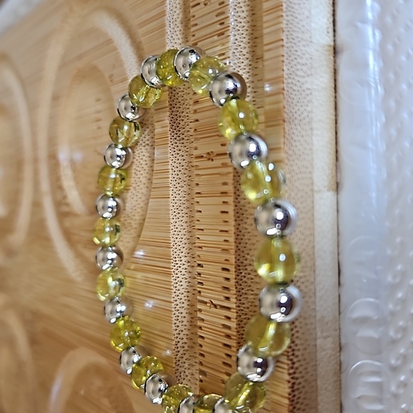 Peridot & silver beaded stretch bracelet - Picture 4 of 4